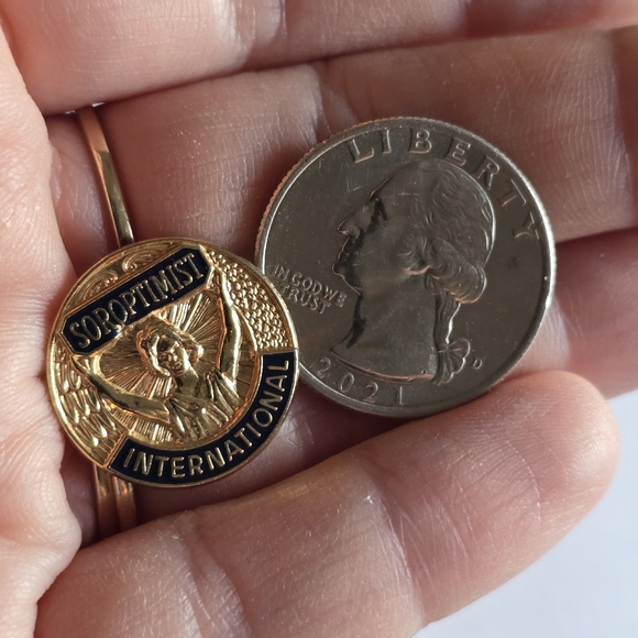 Vintage lapel pin Soroptimist International Yellow Gold Tone brooch round - Picture 5 of 9